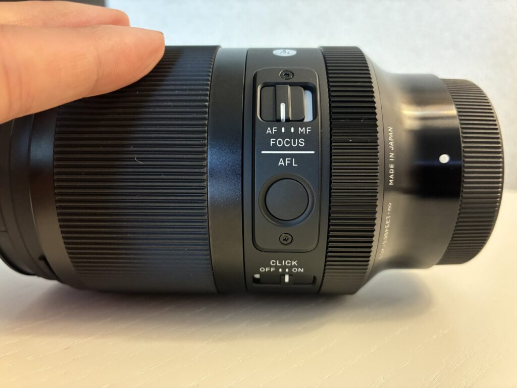 Sigma35mm F1.4 DG DNのフォーカスモードの切り替えボタンとファンクションボタン、絞りリングクイックスイッチボタンを解説する画像