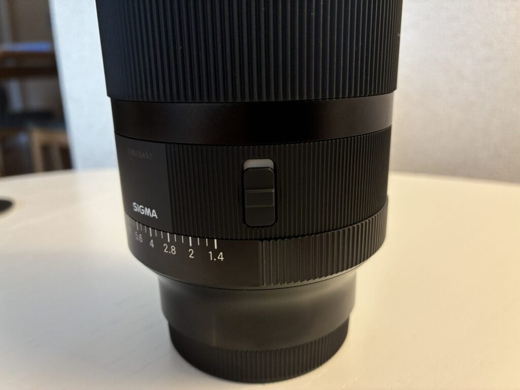 Sigma35mm F1.4 DG DNリングロックスイッチを解説する画像